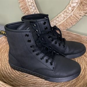 Womens Dr. Martens Sheridan 8-Eye Boot - matte Black Size 6